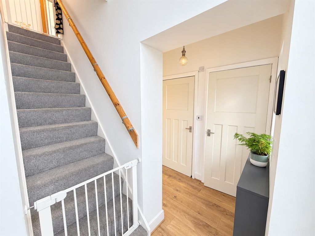Property photo 3 of 17 Hallway