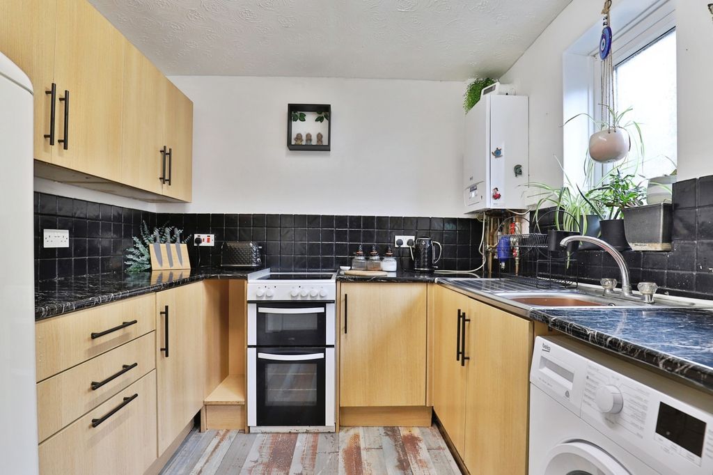 Property photo 3 of 11 Kitchen