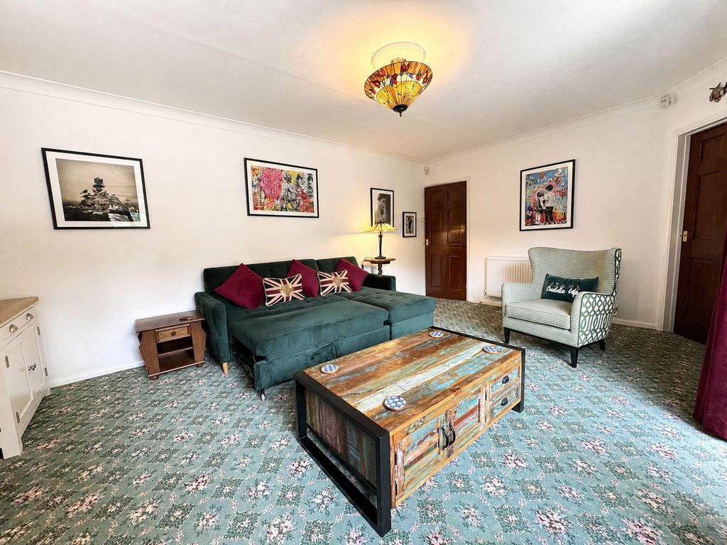 Property photo 3 of 19 Hornbeam Rd CM16