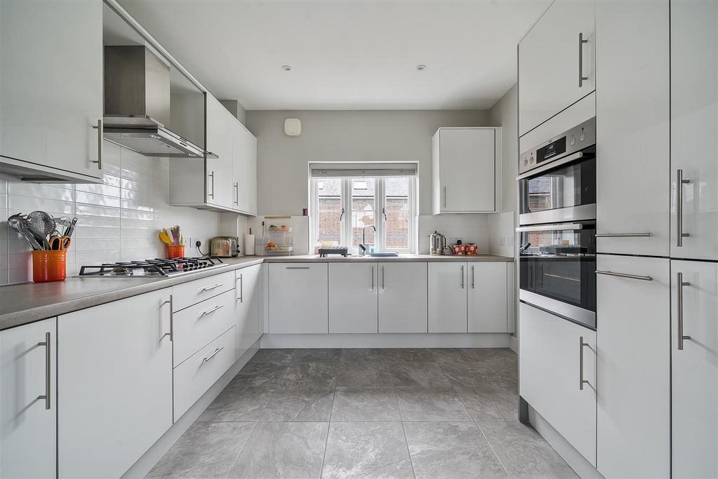 Property photo 3 of 25 Kitchen