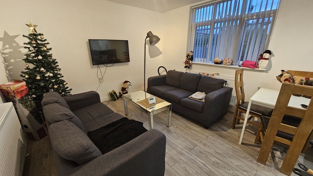 Property photo 2 of 14 A Cozy And Well-Maintained Living Room Featuring T...
