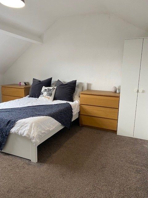 Property photo 3 of 15 This Inviting Double Bedroom Features A Cozy Atmos...