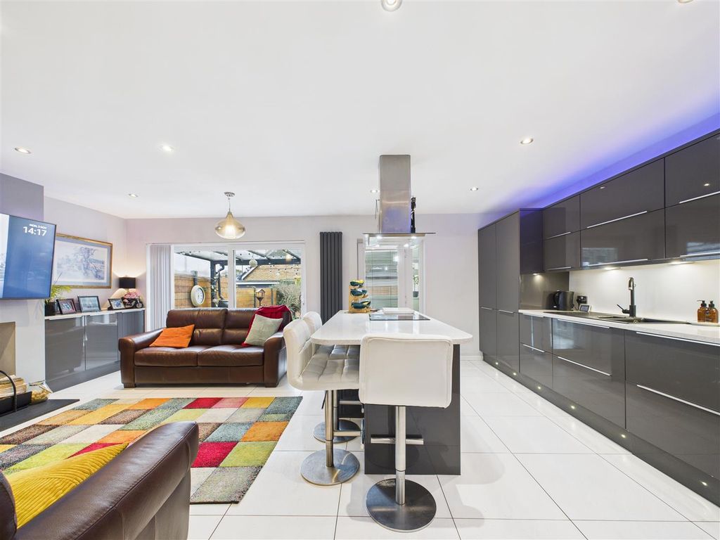 Property photo 3 of 20 Cam03303G0-Pr0253-Still011.Jpg