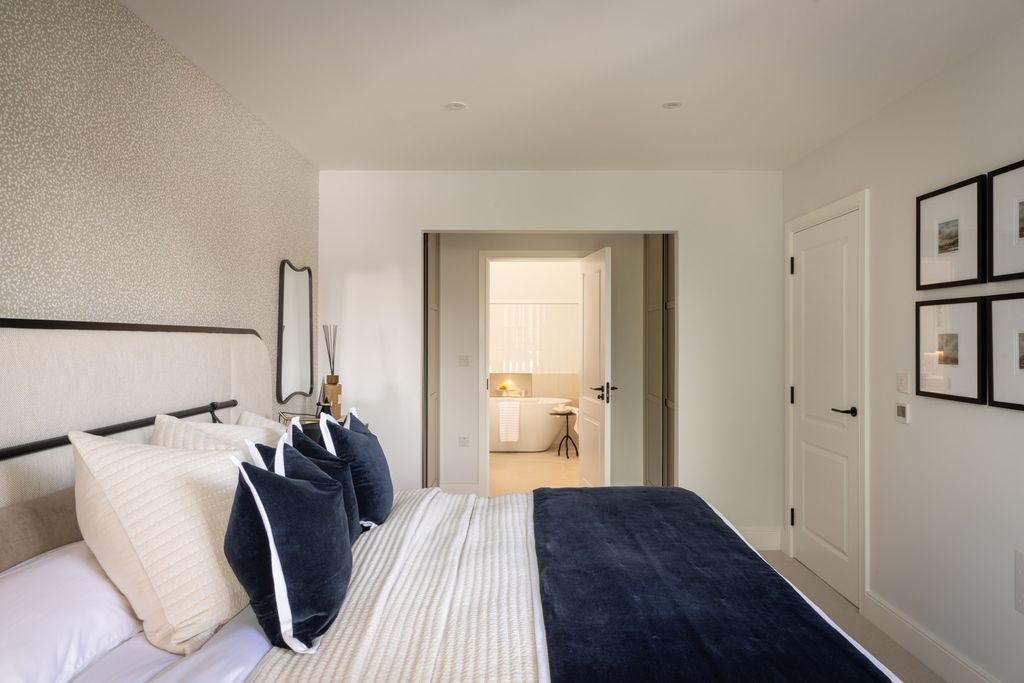 Property photo 3 of 10 Generous Principal Bedroom With Private En-Suite And Natural Light