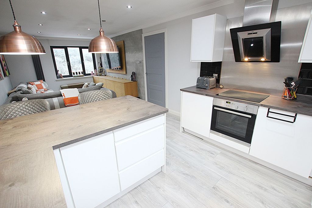 Property photo 3 of 13 Lounge/Kitchen