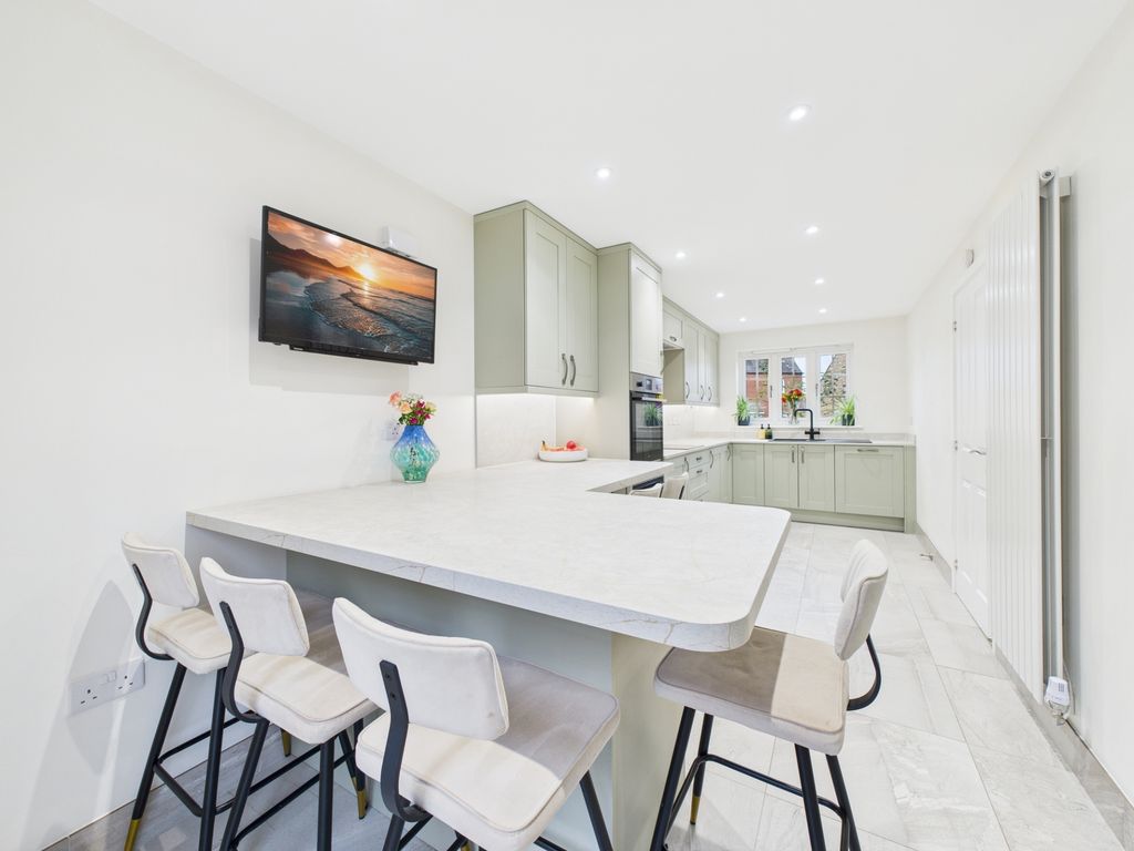 Property photo 3 of 19 Kitchen