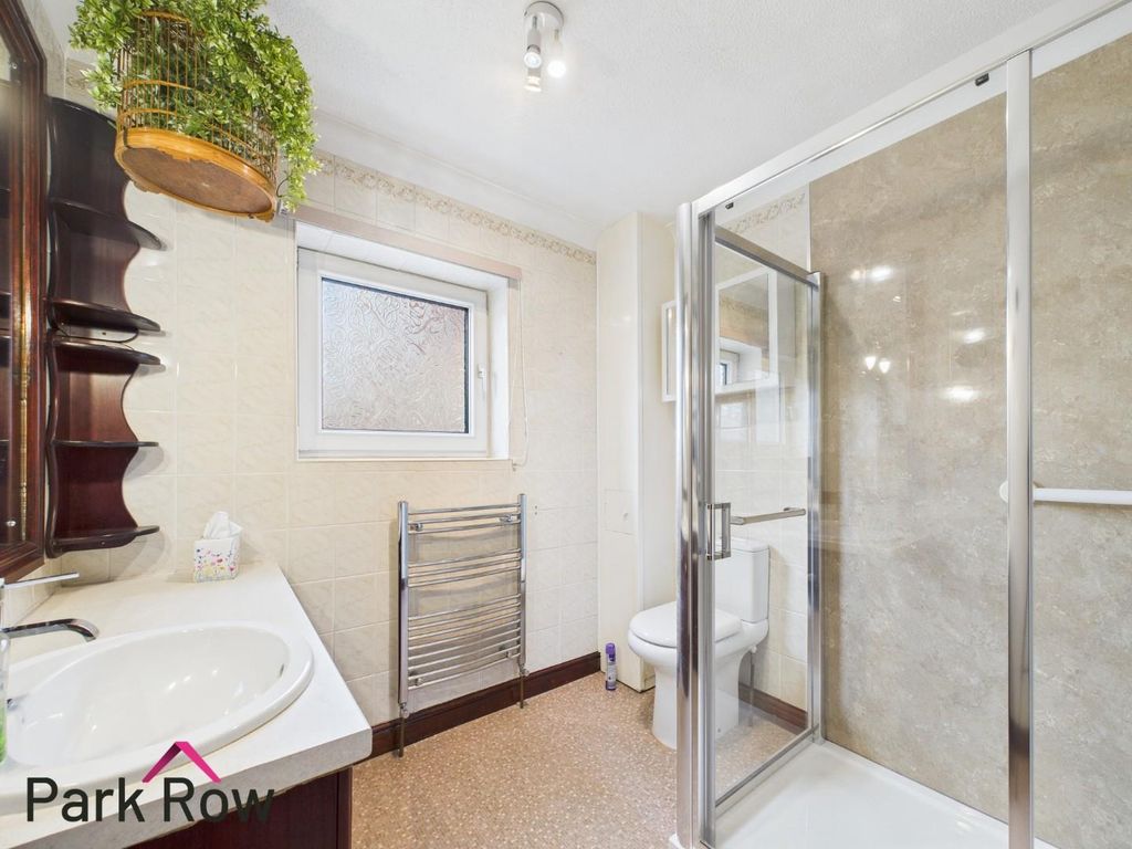 Property photo 3 of 31 Bathroom