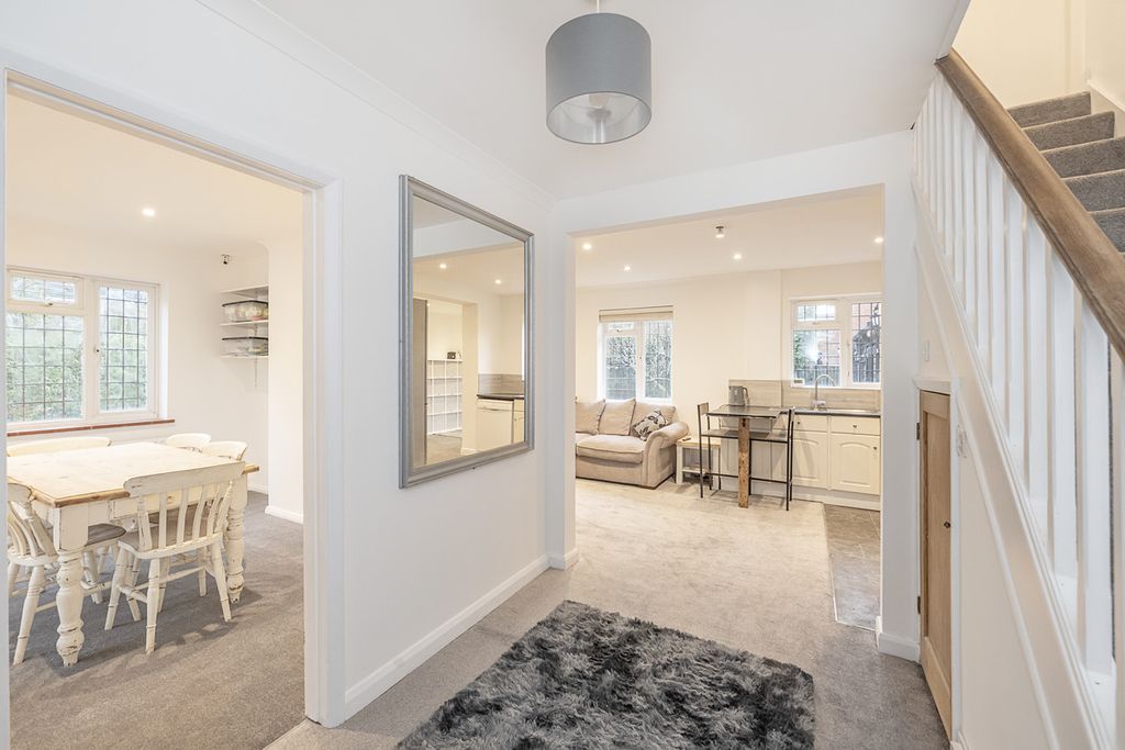 Property photo 3 of 28