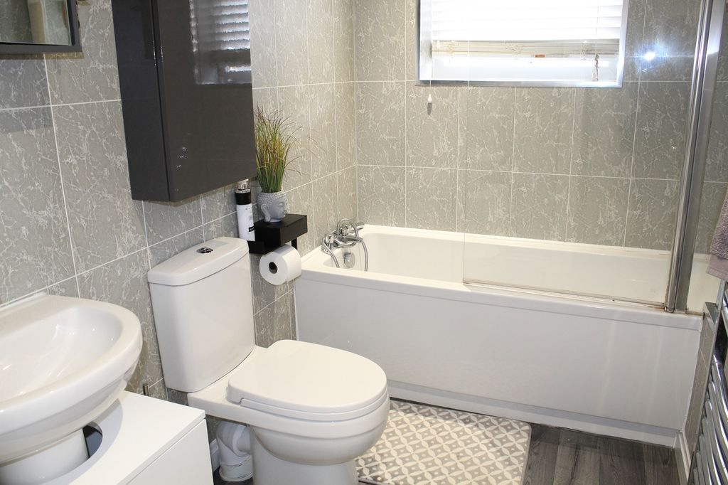 Property photo 2 of 10 Bathroom
