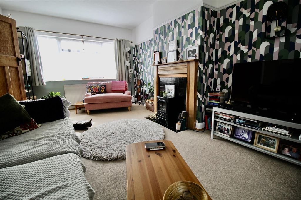 Property photo 3 of 19 Lounge