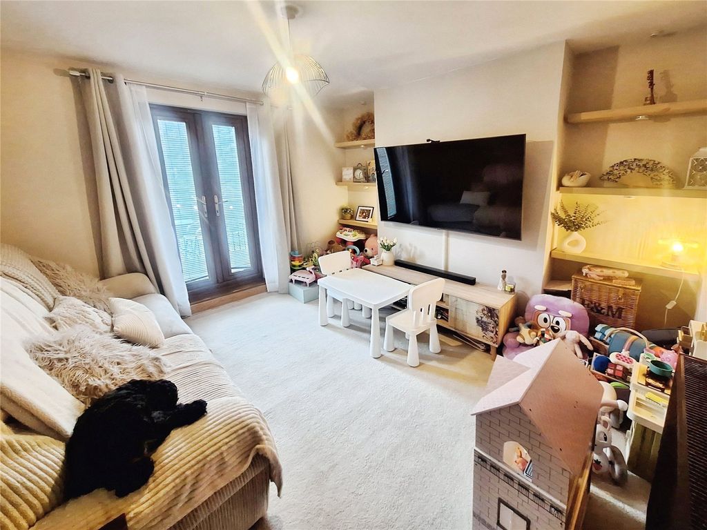 Property photo 2 of 12 Lounge/Bedroom