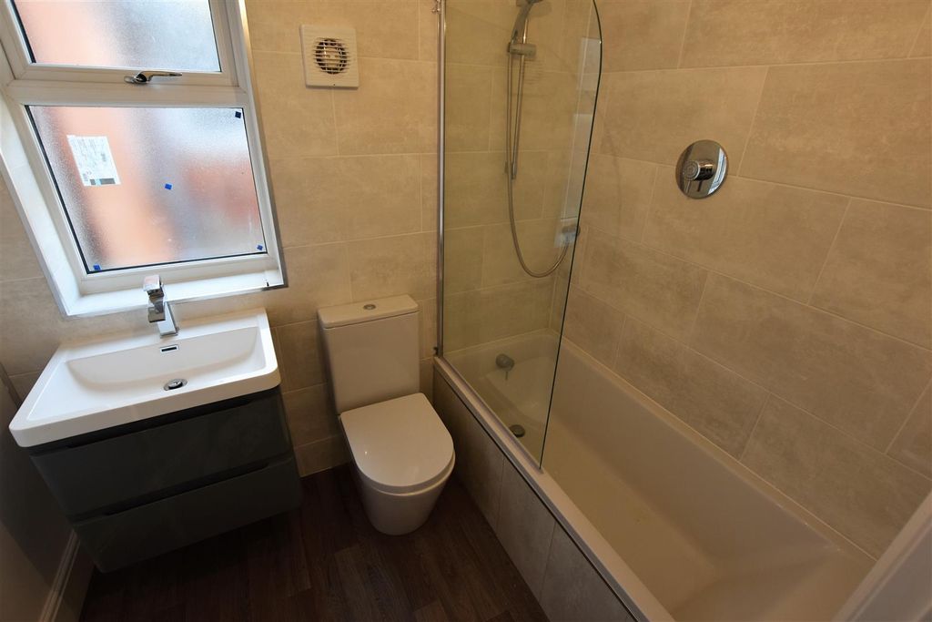 Property photo 2 of 8 Bathroom