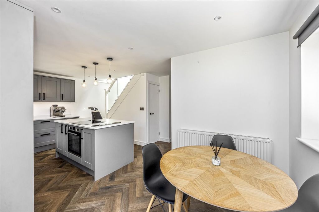 Property photo 3 of 17 Farlington Avenue, 37-009.Jpg