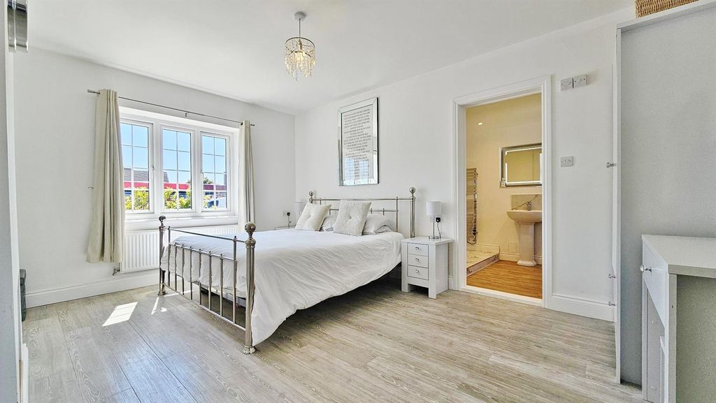 Property photo 3 of 22 Bedroom 1