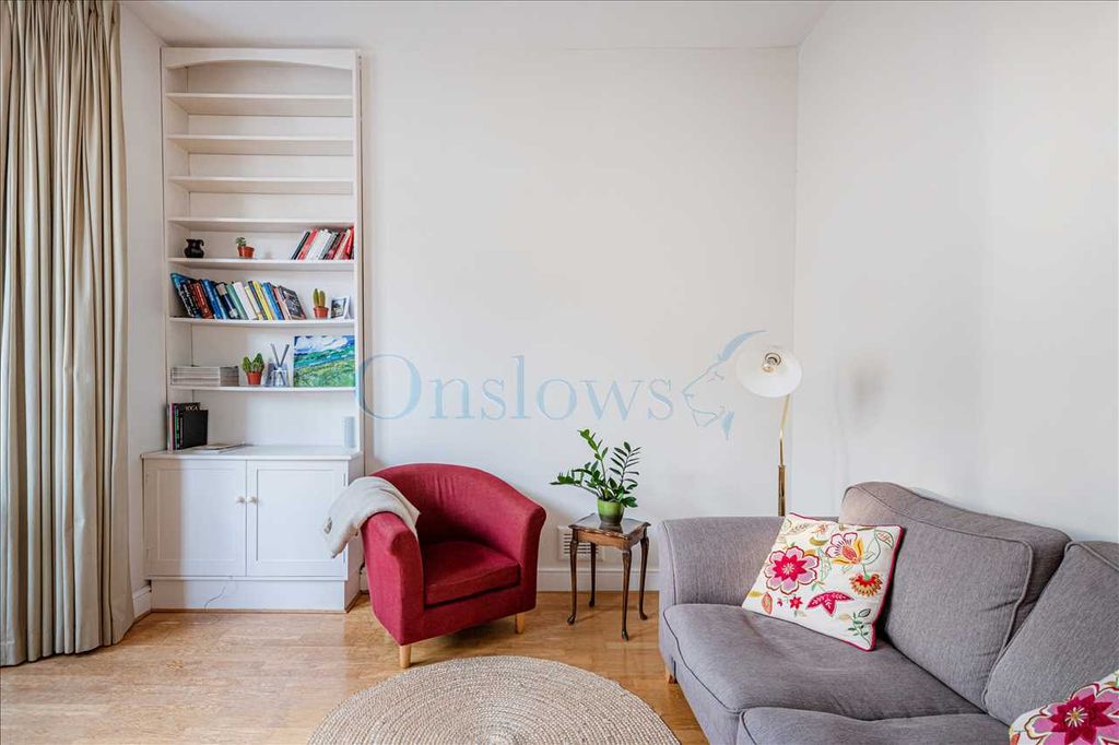 Property photo 3 of 11 Lounge