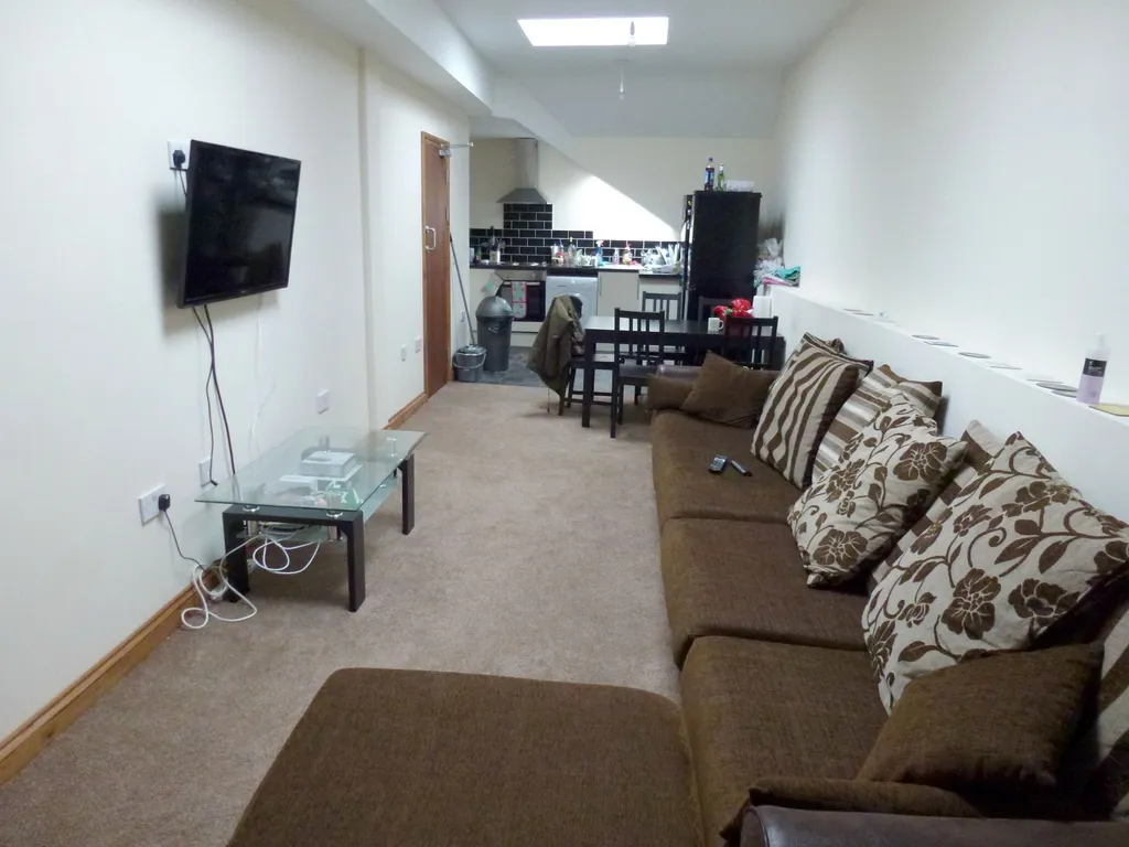 Apartment in Cardiff, Maindy, Cathays - View 3