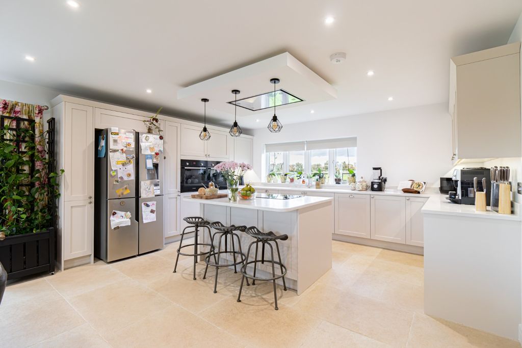Property photo 2 of 33 4561594