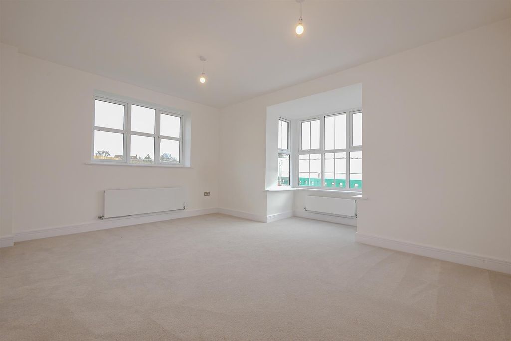 Property photo 3 of 17 Lounge