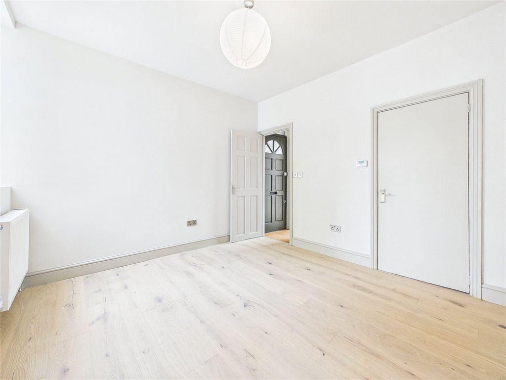 Property photo 2 of 29 Picture No. 15