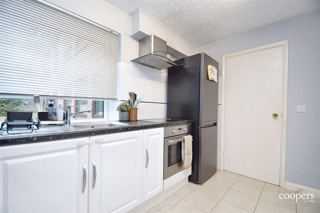 Property photo 3 of 8 Kitchen