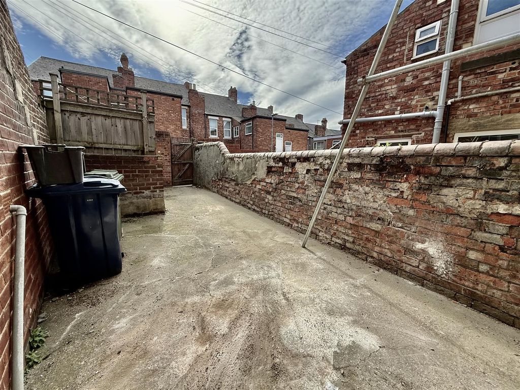 Property photo 2 of 8 External