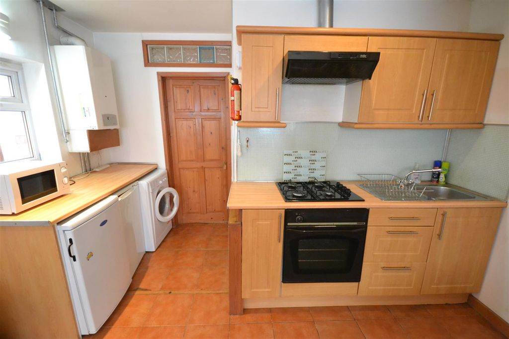 Property photo 3 of 10 Kitchen.Jpg