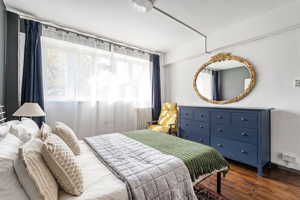 Property photo 2 of 18 Bedroom