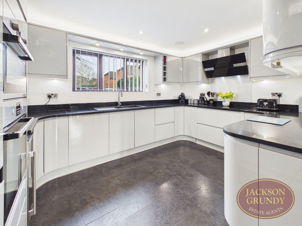 Property photo 2 of 27 Bobtail Court