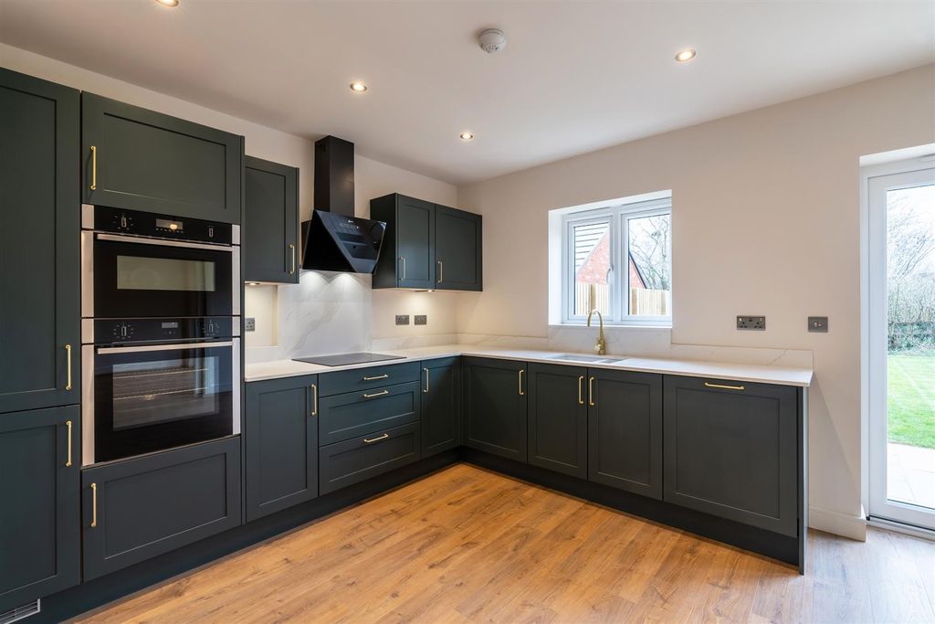 Property photo 3 of 19 Kitchen