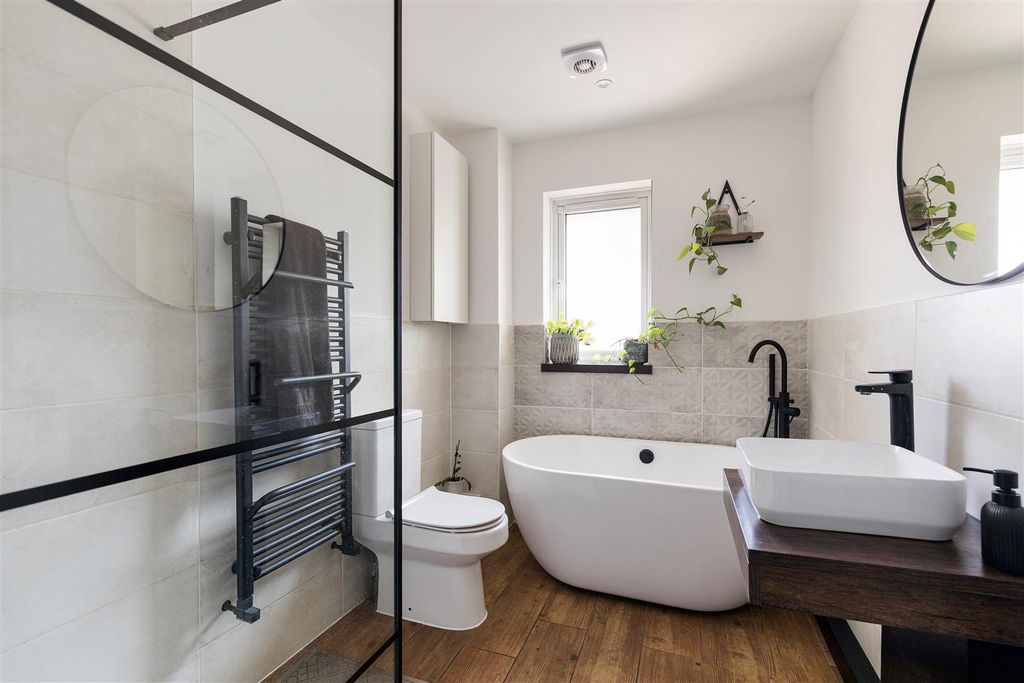 Property photo 3 of 23 Apple Road, E11