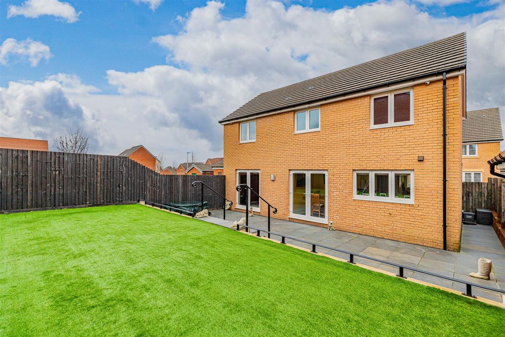 Property photo 3 of 15 Picca Close 28-15.Jpg