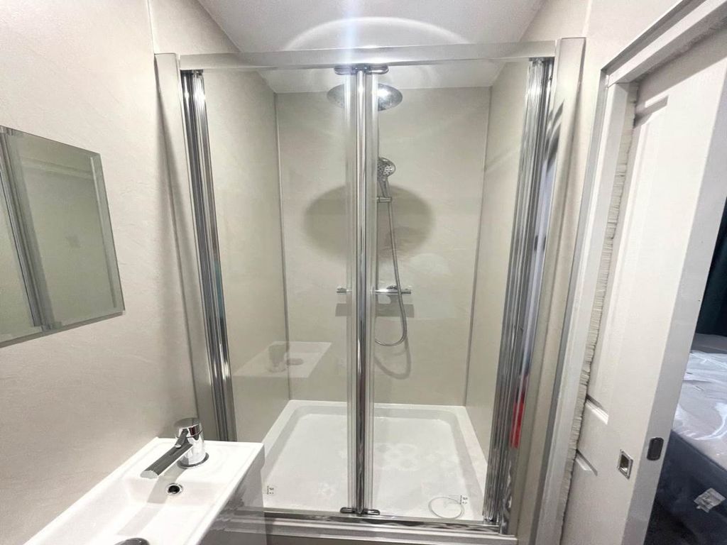 Property photo 2 of 11 Oakwood Ensuite
