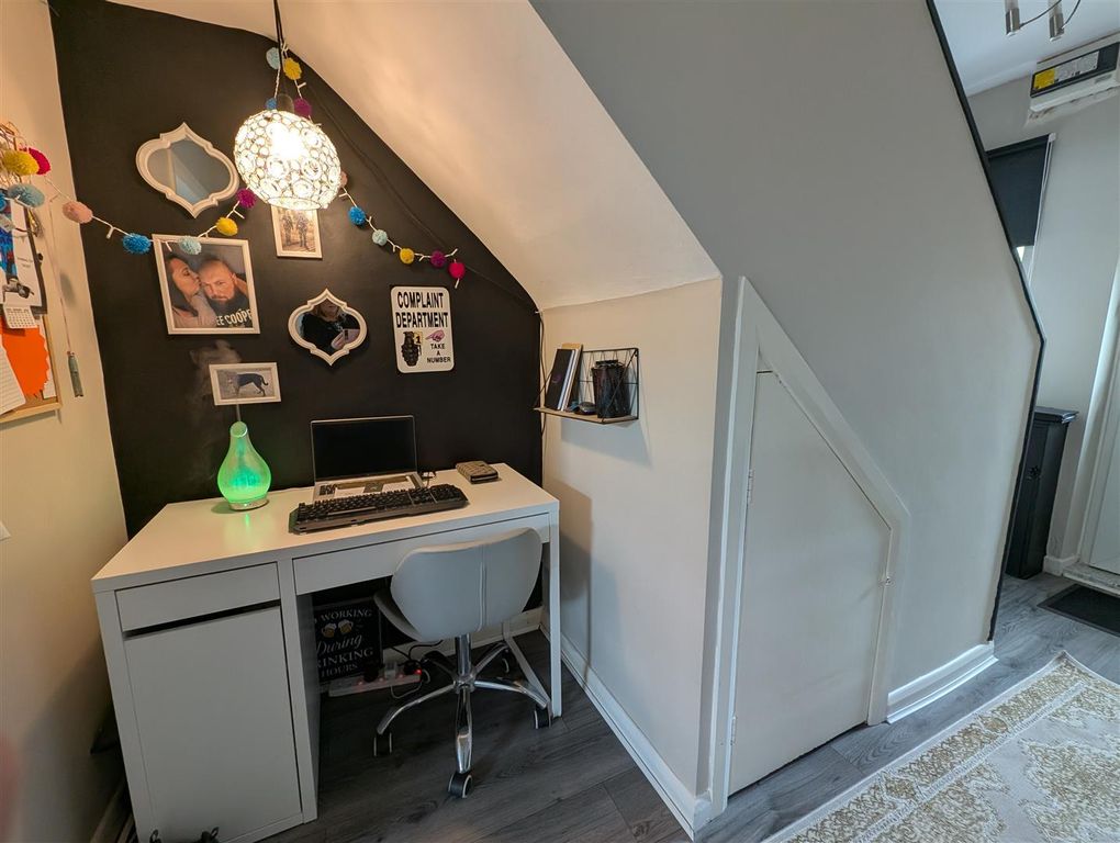 Property photo 2 of 13 Entrance Hall
