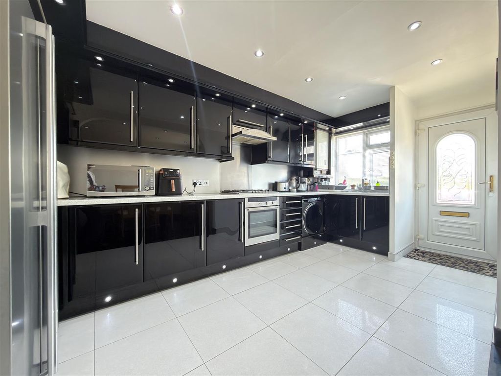 Property photo 3 of 14 Kitchen