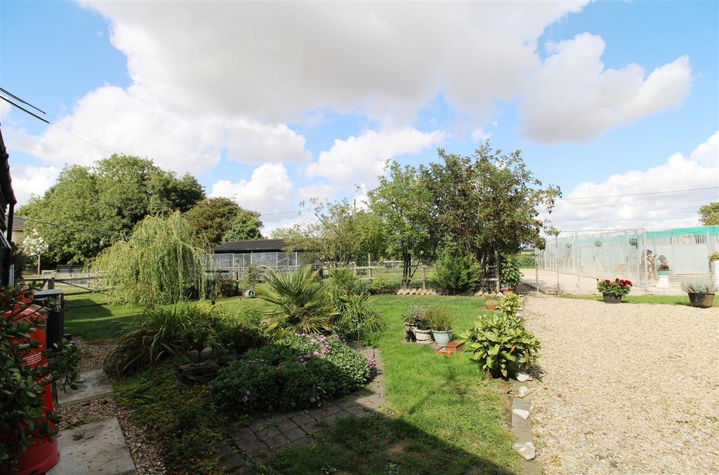 Property photo 3 of 24 Garden