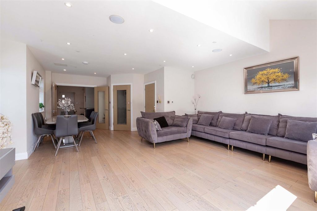 Property photo 3 of 20 586 Bath Road-9.Jpg