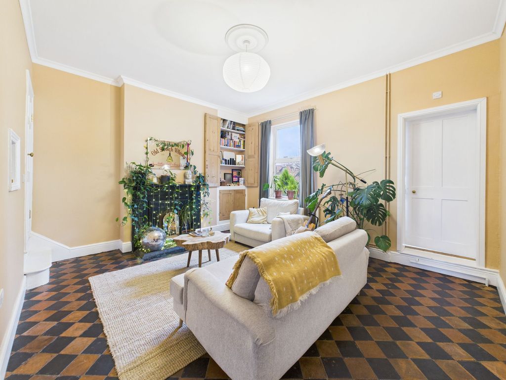 Property photo 2 of 21 Lounge