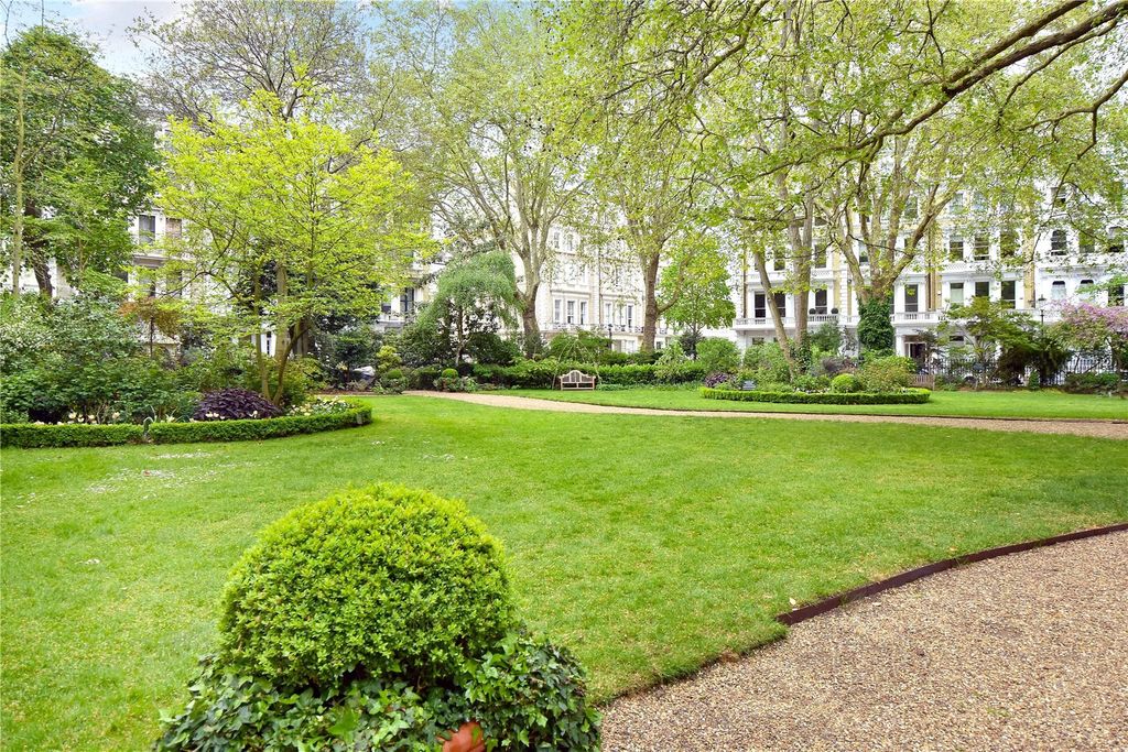 Property photo 2 of 13 Communal Gardens