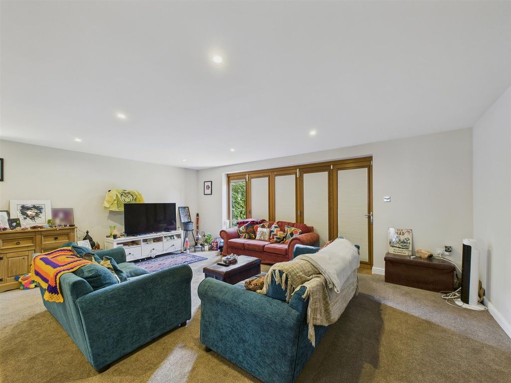 Property photo 2 of 12 Cam03972G0-Pr0167-Still001.Jpg