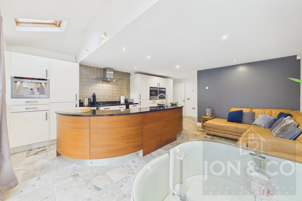 Property photo 2 of 21