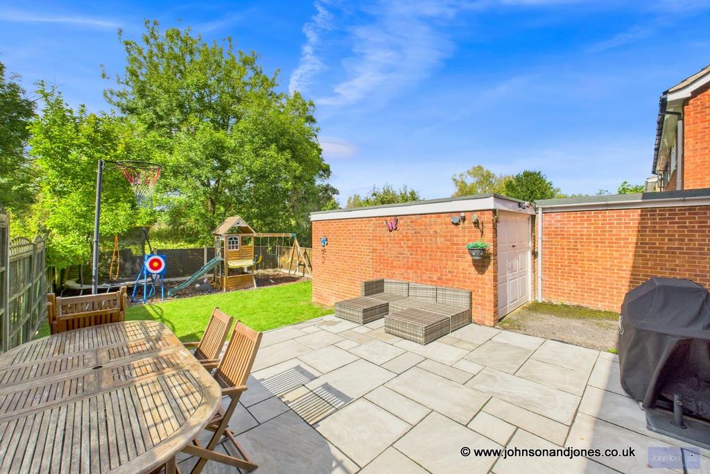 Property photo 2 of 17 14 Garden.Jpg