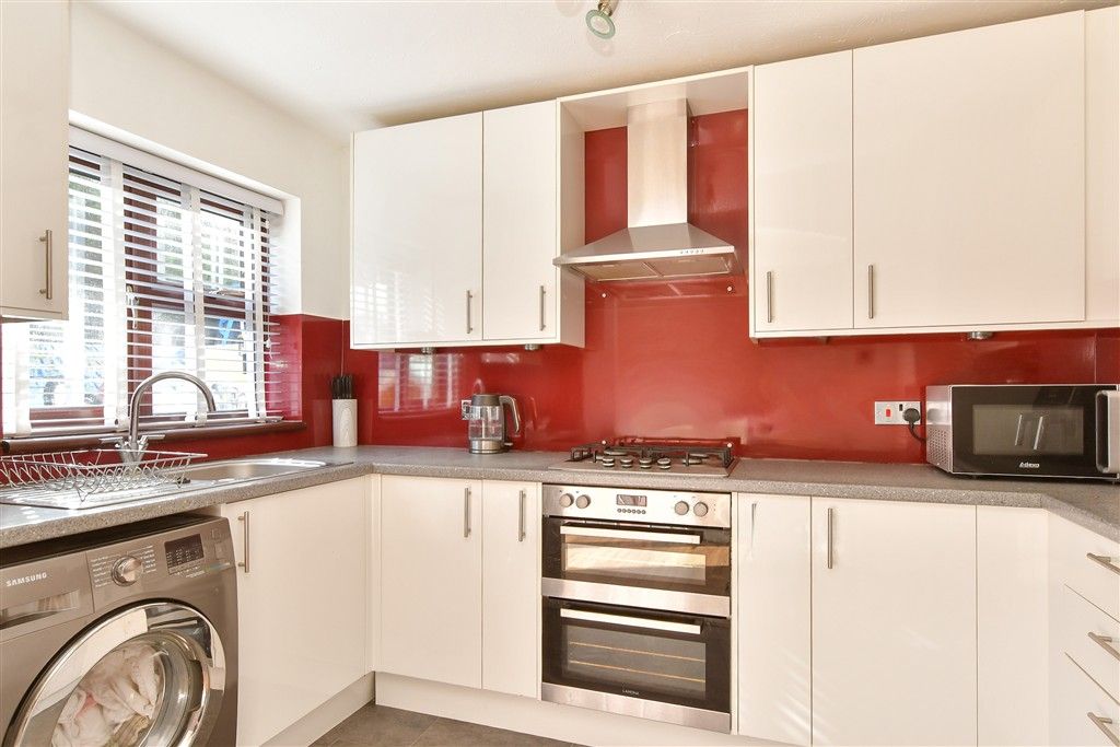 Property photo 3 of 10 Kitchen