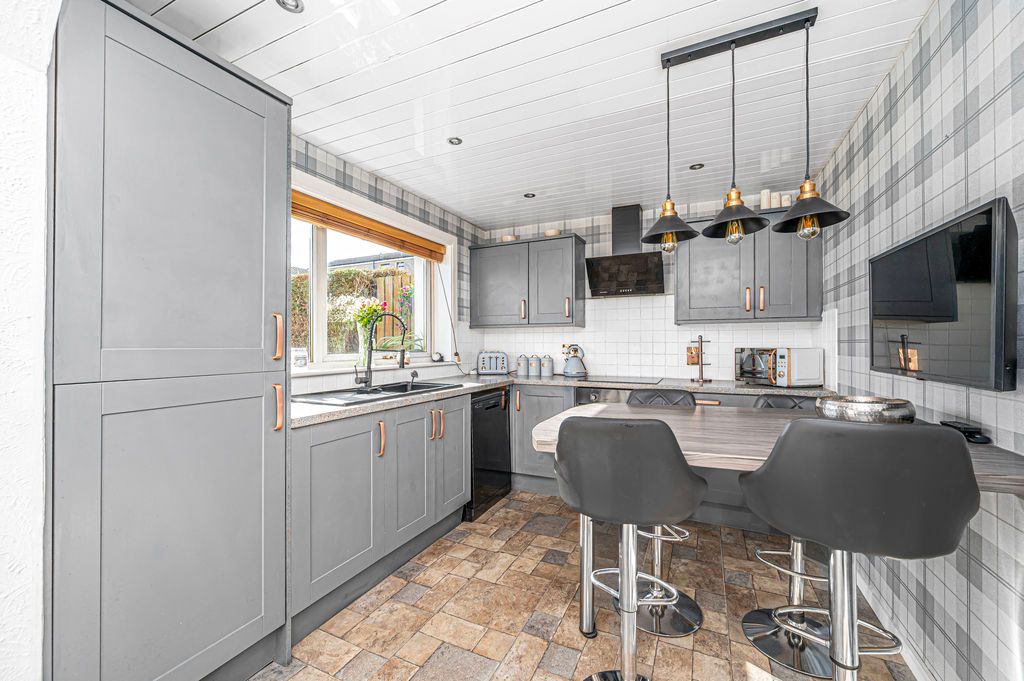 Property photo 2 of 25 Dining Kitchen