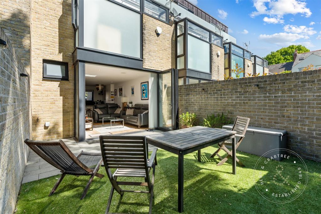 Property photo 2 of 50 Conway Mews, Hern Crabtree (14).Jpg