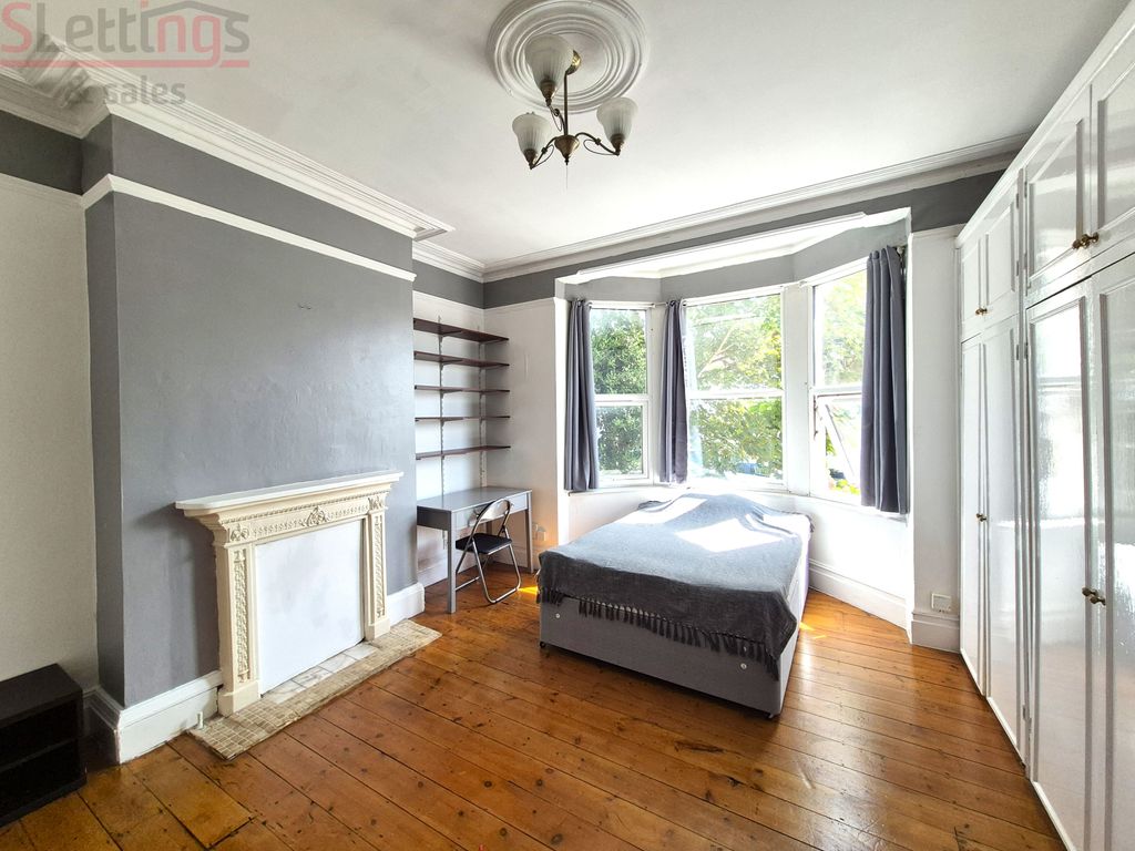 Property photo 1 of 20 Two-Bedroom Garden Flat In Hendon-Sevington Rd