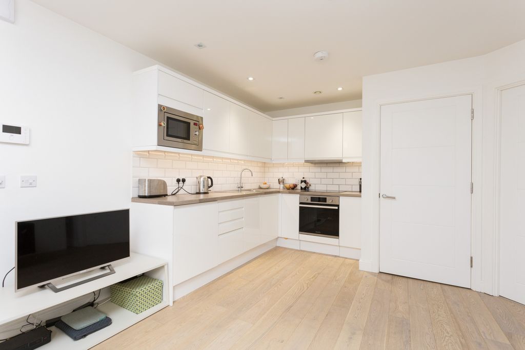 Property photo 1 of 8 Kitchen/Lounge