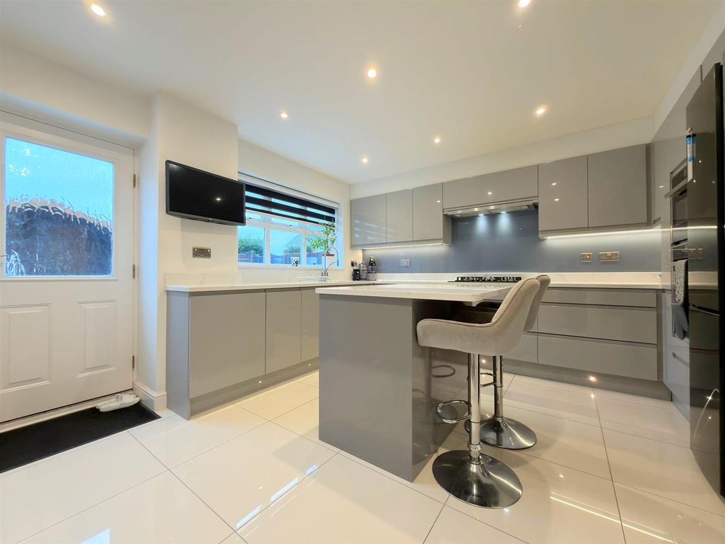 Property photo 3 of 32 Kitchen