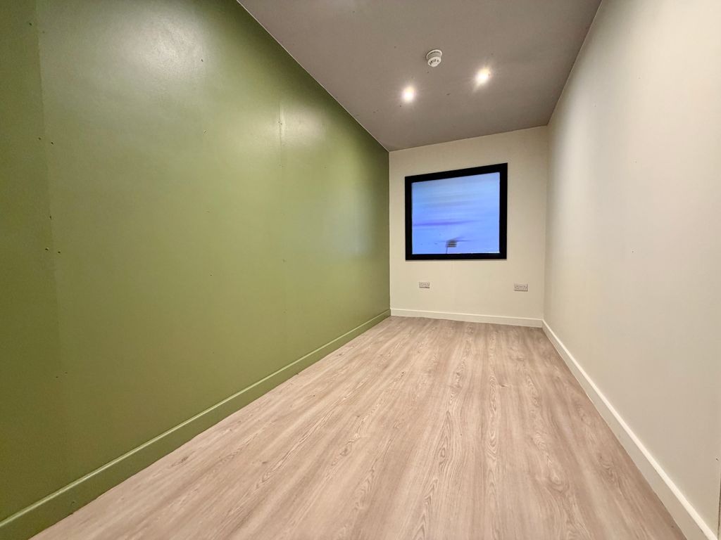 Property photo 1 of 6 Room