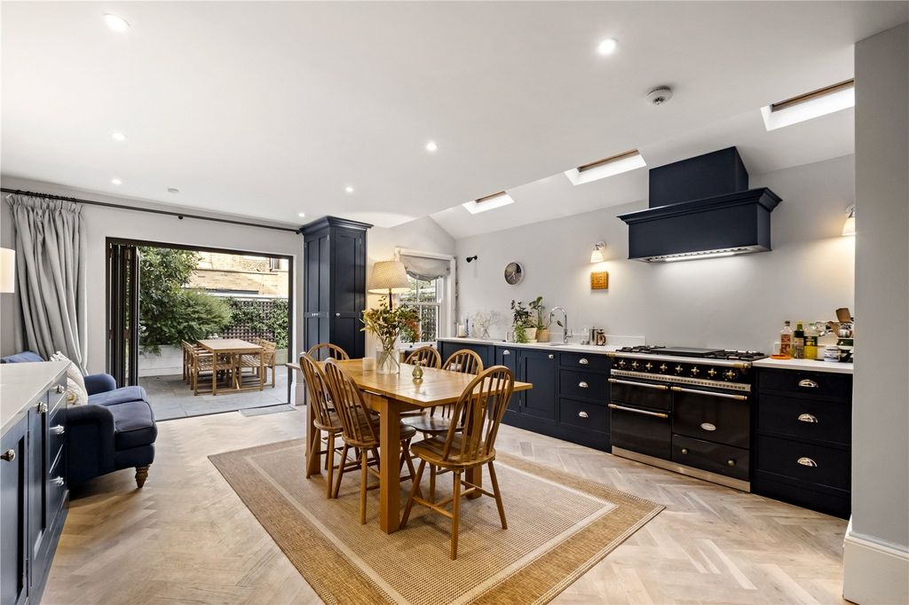 Property photo 1 of 21 Kitchen/Dining