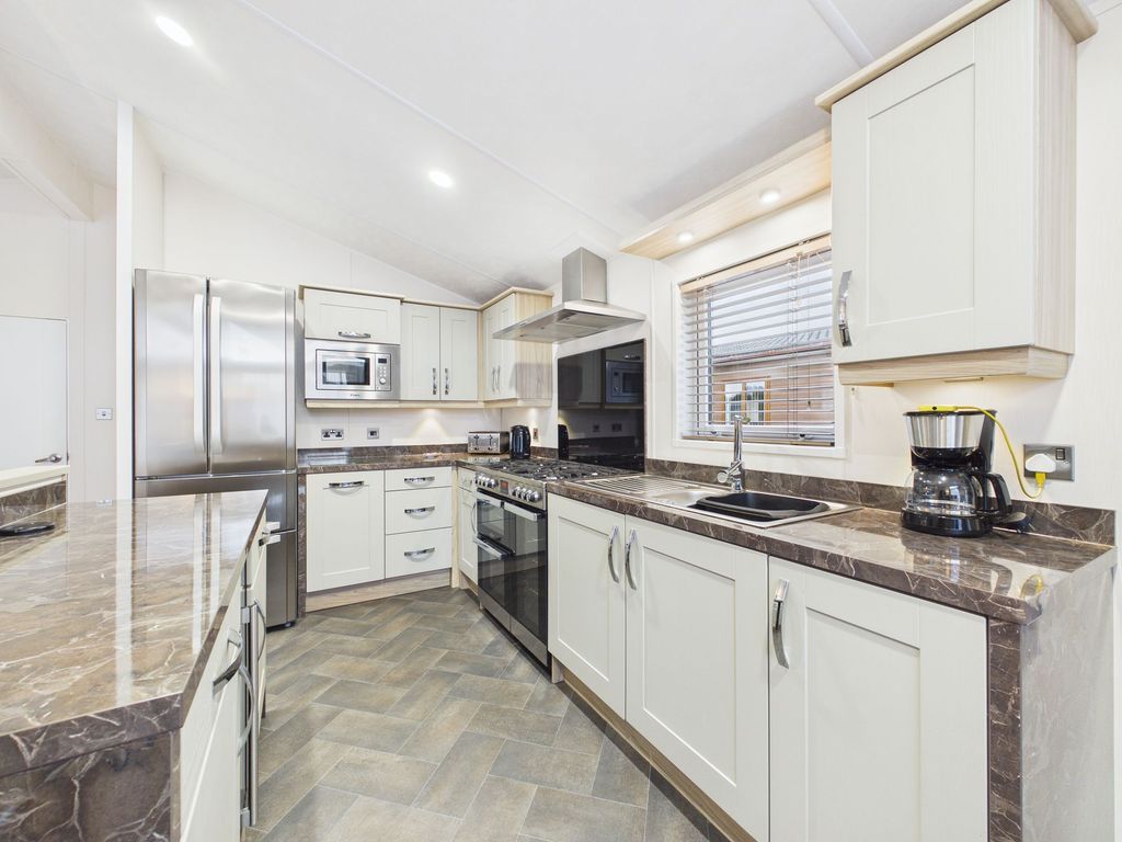 Property photo 3 of 18 Kitchen